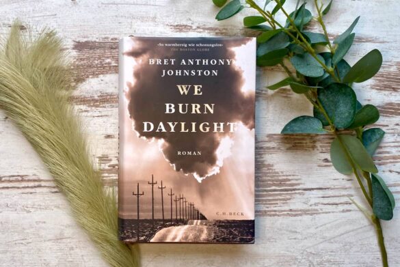 Beitragsbild zu der Rezension zu We Burn Daylight von Bret Anthony Johnston