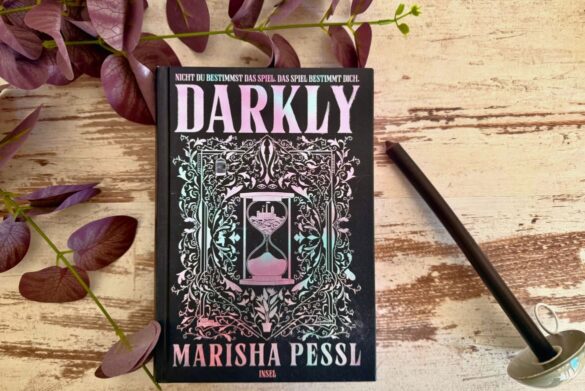 Beitragsbild zur Rezension von Darkly von Marisha Pessl - Düsterer Jugendthriller mit Sogwirkung